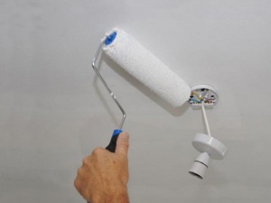 Красим потолок валиком или кистью